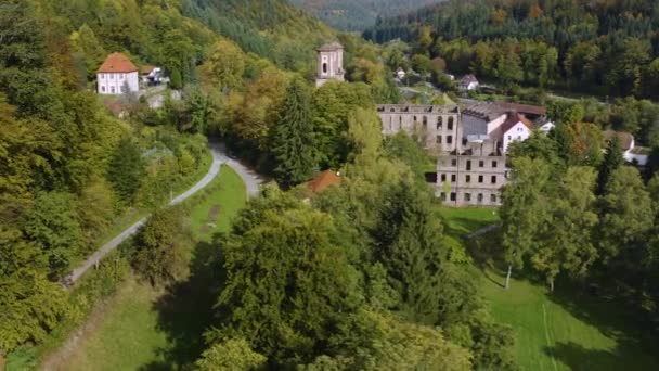 黒の森と修道院遺跡の周りの空中ビュー秋の晴れた朝にドイツのFrauenalb — ストック動画