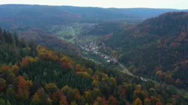Sonbaharda ağaçların, tepelerin ve dağların havadan görünüşü bulutlu bir günde Almanya 'daki kara ormana düşer..