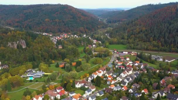 Flygfoto Över Staden Bad Herrenalb Tyskland Solig Dag Hösten Hösten — Stockvideo