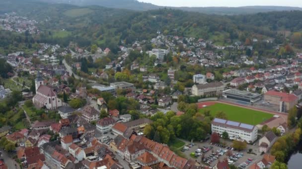 Flygfoto Över Staden Gernsbach Tyskland Molnig Dag Hösten Hösten — Stockvideo