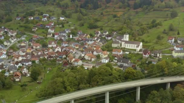 가을의 구름낀 독일의 브랜드 마을을 공중에서 내려다본 — 비디오