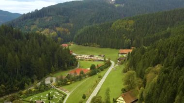 Almanya 'da Schapbach köyünün hava manzarası Sonbaharda bulutlu bir günde, sonbaharda,. 