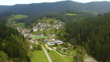Sonbaharda bulutlu bir günde Almanya 'daki Oberwolfach köyünün hava manzarası. 