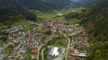Sonbaharda bulutlu bir günde Almanya 'daki Oberwolfach köyünün hava manzarası. 