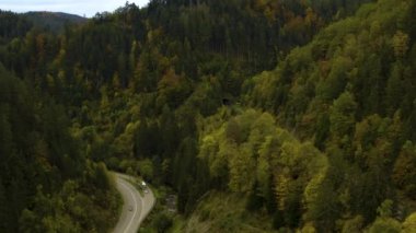 Sonbaharda bulutlu bir günde, Almanya 'nın kuzeyindeki Triberg ana caddesinin hava görüntüsü, 