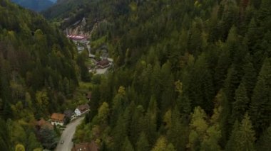 Sonbaharda bulutlu bir günde, Almanya 'nın kuzeyindeki Triberg ana caddesinin hava görüntüsü, 