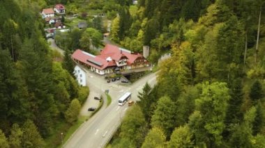 Sonbaharda bulutlu bir günde, Almanya 'nın kuzeyindeki Triberg ana caddesinin hava görüntüsü, 