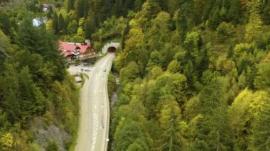 Sonbaharda bulutlu bir günde, Almanya 'nın kuzeyindeki Triberg ana caddesinin hava görüntüsü, 