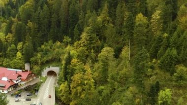 Sonbaharda bulutlu bir günde, Almanya 'nın kuzeyindeki Triberg ana caddesinin hava görüntüsü, 