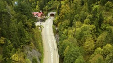 Sonbaharda bulutlu bir günde, Almanya 'nın kuzeyindeki Triberg ana caddesinin hava görüntüsü, 