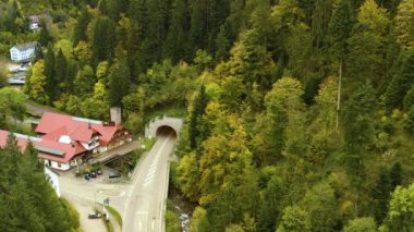Sonbaharda bulutlu bir günde, Almanya 'nın kuzeyindeki Triberg ana caddesinin hava görüntüsü, 