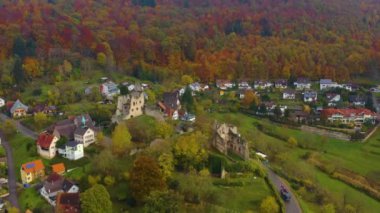 Almanya 'da sonbaharda bulutlu bir günde köy ve şato etrafında hava manzarası. 