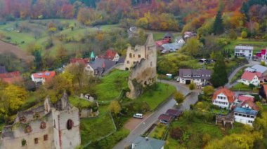 Almanya 'da sonbaharda bulutlu bir günde köy ve şato etrafında hava manzarası. 