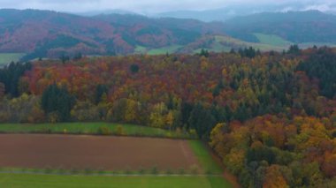 Almanya 'da sonbaharda bulutlu bir günde Windenreute ve Hochburg Kalesi çevresindeki hava manzarası. 