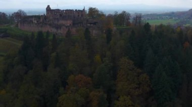 Almanya 'da sonbaharda bulutlu bir günde Sexau ve Hochburg Kalesi çevresindeki hava manzarası.