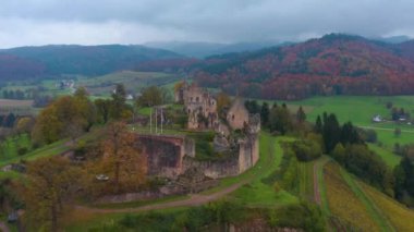 Almanya 'da sonbaharda bulutlu bir günde Sexau ve Hochburg Kalesi çevresindeki hava manzarası.