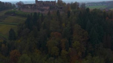 Almanya 'da sonbaharda bulutlu bir günde Sexau ve Hochburg Kalesi çevresindeki hava manzarası.