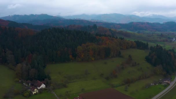 德国秋天乌云密布的一天 Sexau村和Hochburg城堡周围的空中景观 — 图库视频影像