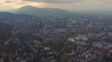 Almanya 'nın Freiburg kentinin etrafındaki hava manzarası bulutlu bir günde, sonbaharın geç saatlerinde Kara Orman' da.