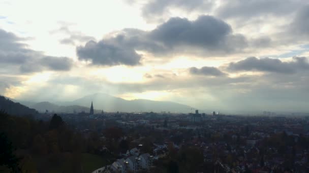 Vista Aérea Alrededor Ciudad Friburgo Alemania Día Nublado Tarde Otoño — Vídeos de Stock