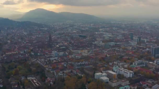 Luftaufnahme Der Stadt Freiburg Einem Bewölkten Tag Später Nachmittag Herbst — Stockvideo