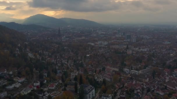 Vista Aérea Redor Cidade Freiburg Alemanha Dia Nublado Final Tarde — Vídeo de Stock