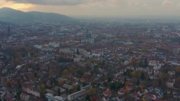 ドイツのフライブルク周辺の空中風景曇りの日 黒い森の中の秋の午後遅く — ストック動画