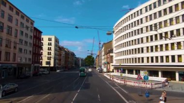 Frankfurt sokaklarında uçuyor. Baharın erken bir pazar sabahı.