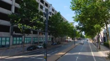 Frankfurt sokaklarında uçuyor. Baharın erken bir pazar sabahı.