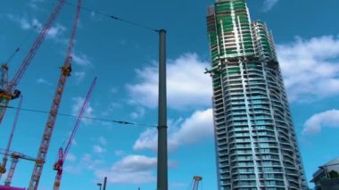 Frankfurt sokaklarında uçuyor. Baharın erken bir pazar sabahı.