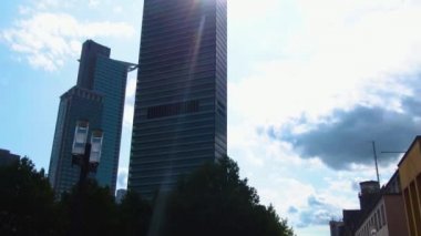 Frankfurt sokaklarında uçuyor. Baharın erken bir pazar sabahı.