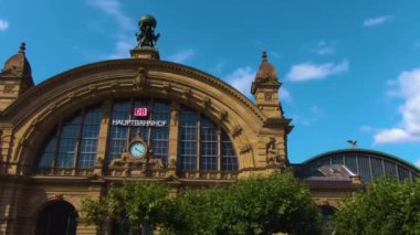 Frankfurt sokaklarında uçuyor. Baharın erken bir pazar sabahı.