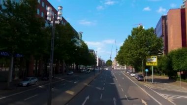 Frankfurt sokaklarında uçuyor. Baharın erken bir pazar sabahı.