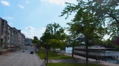 Frankfurt sokaklarında uçuyor. Baharın erken bir pazar sabahı.