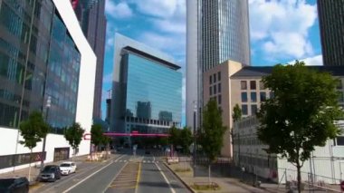 Frankfurt sokaklarında uçuyor. Baharın erken bir pazar sabahı.