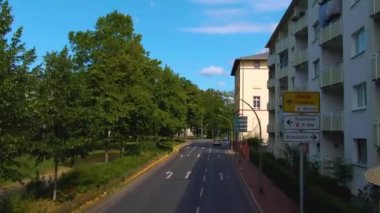 Frankfurt sokaklarında uçuyor. Baharın erken bir pazar sabahı.