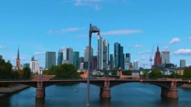 Frankfurt sokaklarında uçuyor. Baharın erken bir pazar sabahı.