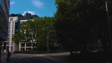 Frankfurt sokaklarında uçuyor. Baharın erken bir pazar sabahı.