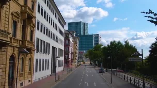 Vliegen Door Straten Van Frankfurt Een Vroege Zondagochtend Het Voorjaar — Stockvideo