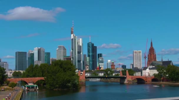 Frankfurt Sokaklarında Uçuyor Baharın Erken Bir Pazar Sabahı — Stok video