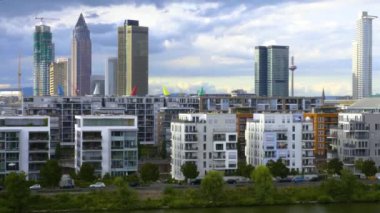 Frankfurt sokaklarında uçuyor. Baharın erken bir pazar sabahı.