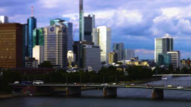 Frankfurt sokaklarında uçuyor. Baharın erken bir pazar sabahı.