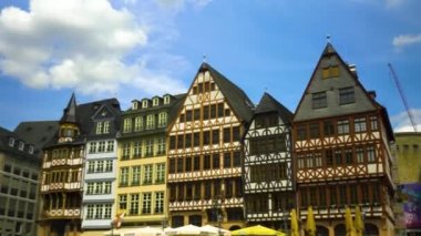 Frankfurt sokaklarında uçuyor. Baharın erken bir pazar sabahı.