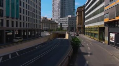 Frankfurt sokaklarında uçuyor. Baharın erken bir pazar sabahı.