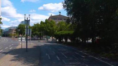 Frankfurt sokaklarında uçuyor. Baharın erken bir pazar sabahı.