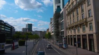 Frankfurt sokaklarında uçuyor. Baharın erken bir pazar sabahı.