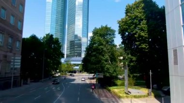 Frankfurt sokaklarında uçuyor. Baharın erken bir pazar sabahı.