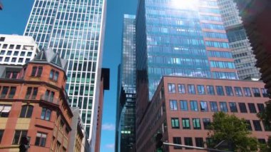 Frankfurt sokaklarında uçuyor. Baharın erken bir pazar sabahı.