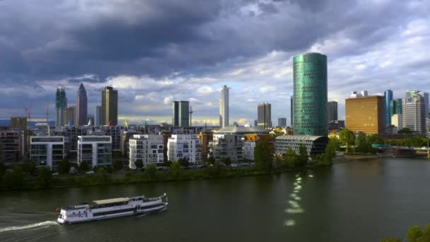 Vliegen Door Straten Van Frankfurt Een Vroege Zondagochtend Het Voorjaar — Stockvideo