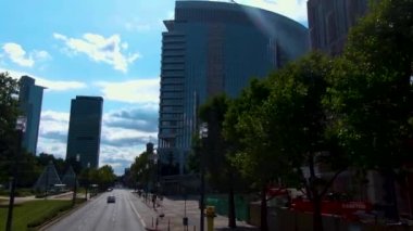 Frankfurt sokaklarında uçuyor. Baharın erken bir pazar sabahı.